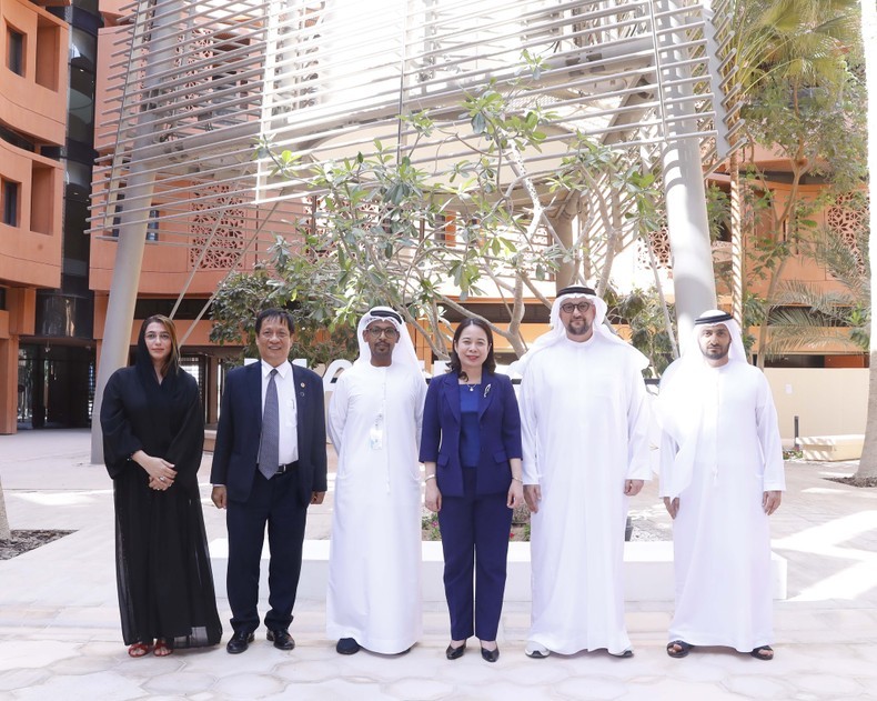 Vice President Vo Thi Anh Xuan and leaders of Masdar Clean Energy and Mubadala (Photo: VNA)