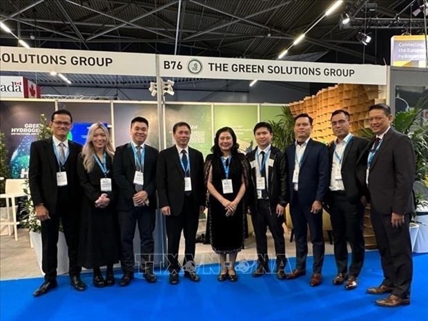 Vietnamese Ambassador to the Netherlands Pham Viet Anh (fourth from left) and the staff of TSG. (Photo:VNA) 