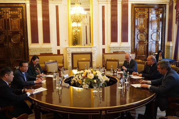 The meeting between Vietnamese Ambassador Dang Minh Khoi and Vice Chairman of the Legislative Assembly of Saint Petersburg Nikolai Bondarenko on May 17 (Photo: VNA)