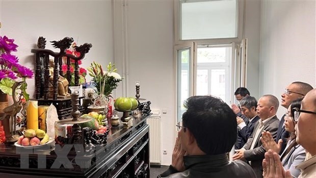 At an incense-offering ceremony in Germany (Photo: VNA)