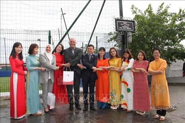 Representatives of the Vietnamese Embassy in Algeria pose for a group photo after laying a wreath at the boulevard named after President Ho Chi Minh in the capital city of Algiers on the occasion of the 133rd birth anniversary of the late leader. (Photo: VNA)