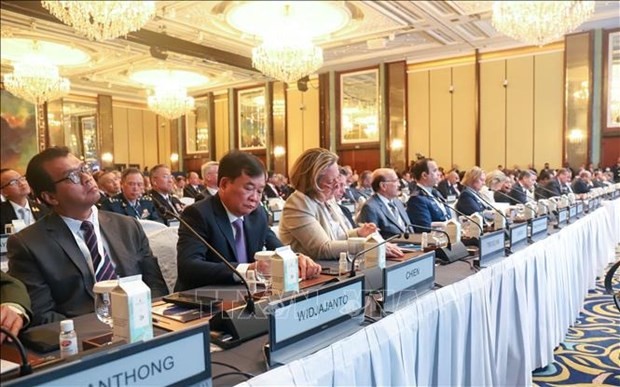 Deputy Minister of National Defence Sen. Lieut. Gen. Hoang Xuan Chien (second from left) attends the dialogue. (Photo: VNA) 