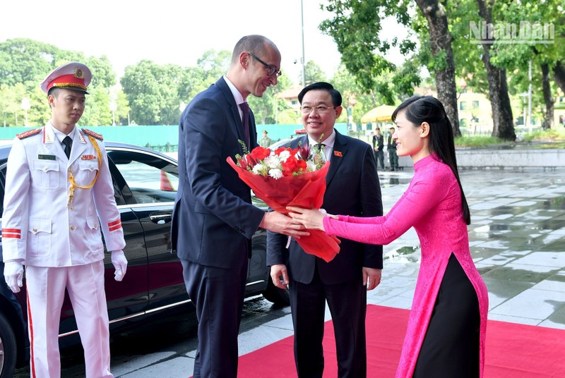 The NA Office’s receptionist presents flowers to welcome the President of the National Council of Switzerland Martin Candinas.