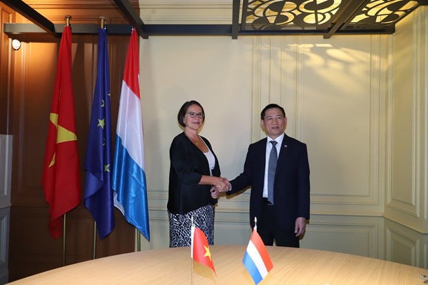 Finance Minister Ho Duc Phoc (R) and Luxembourg Finance Minister Yuriko Backes at a meeting on July 7 (Photo: VNA)