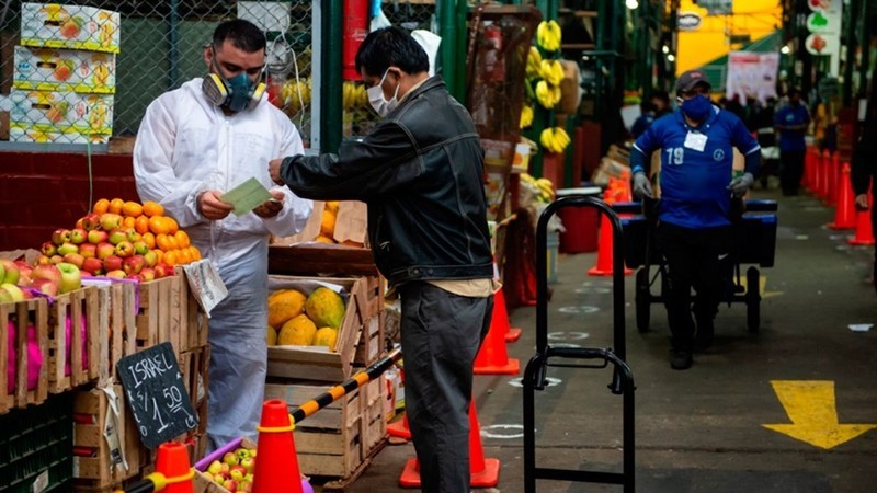 People shopping at a market in the Peruvian capital of Lima. (Photo: Bloomberg)