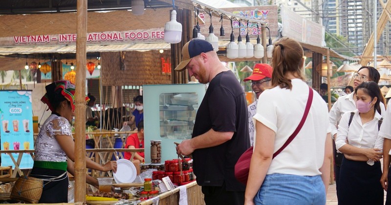 Tourists scan a QR code for payment at the Vietnam-Da Nang International Food Festival 2023.