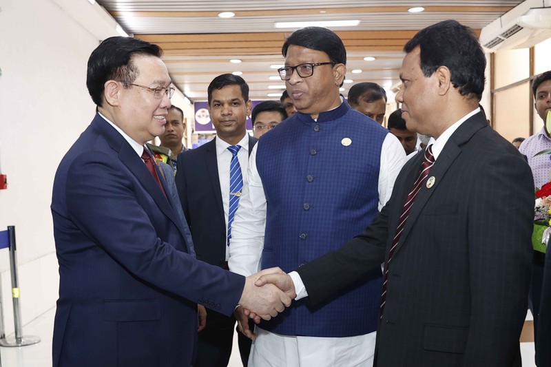 National Assembly Chairman Vuong Dinh Hue and his entourage are welcomed at the Hazrat Shahjalal International Airport in Dhaka, Bangladesh. (Photo: VNA)