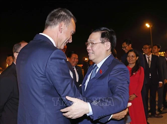 Mayor of Burgas Dimitar Nikolov bids farewell to NA Chairman Vuong Dinh Hue at Burgas Airport in Bulgaria. (Photo: VNA)