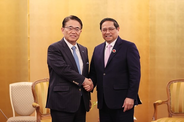 PM Pham Minh Chinh (R) receives Governor of Aichi prefecture Omura Hideaki in Tokyo on December 17. (Photo: VNA)