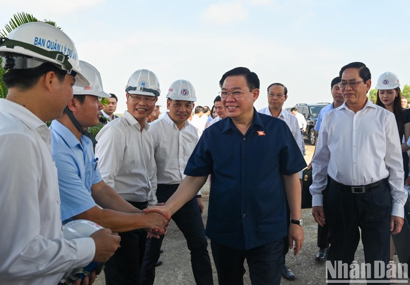 NA Chairman Vuong Dinh Hue visits and inspects component project 3 of the Bien Hoa-Vung Tau Expressway Construction. 