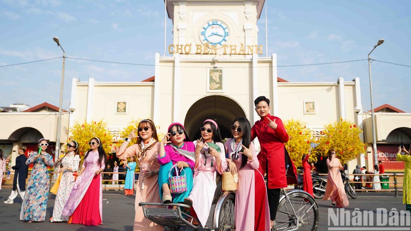These days, on the central streets of Ho Chi Minh City, the images of men and women wearing Ao Dai makes locals and visitors feel excited as Tet (Lunar New Year) is coming.