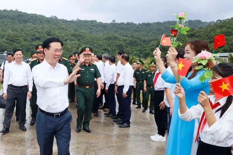 President Vo Van Thuong (L) visits Regiment 152 of the Military Region 9 (Photo: VNA) 