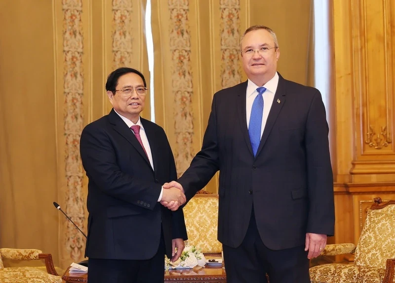 PM Pham Minh Chinh (L) and President of the Romanian Senate Nicolae Ciuca (Photo: VNA)