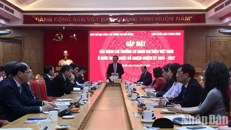 Head of the Party Central Committee’s Commission for Popularisation and Education Nguyen Trong Nghia speaks at the working session. (Photo: NDO)