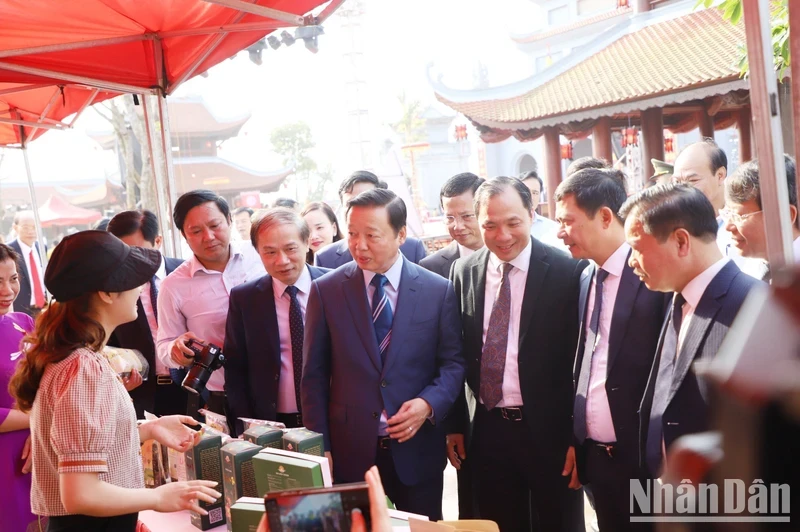 Deputy PM Tran Hong Ha and other delegates visit the booths displaying the locality’s products under the One Commune One Product programme.