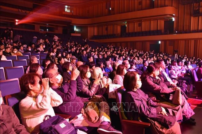 Vietnamese and Japanese people at the "Que huong" (Homeland) Programme 2024 in Higashi Osaka city, Japan's Kansai region. (Photo: VNA)