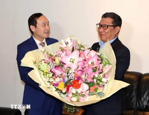 Vietnamese Ambassador to Belgium Nguyen Van Thao (L) extends New Year wishes to his Lao Ambassador Phokeo Phommahaxay on the occasion of Bun Pi May festival. (Photo: VNA)