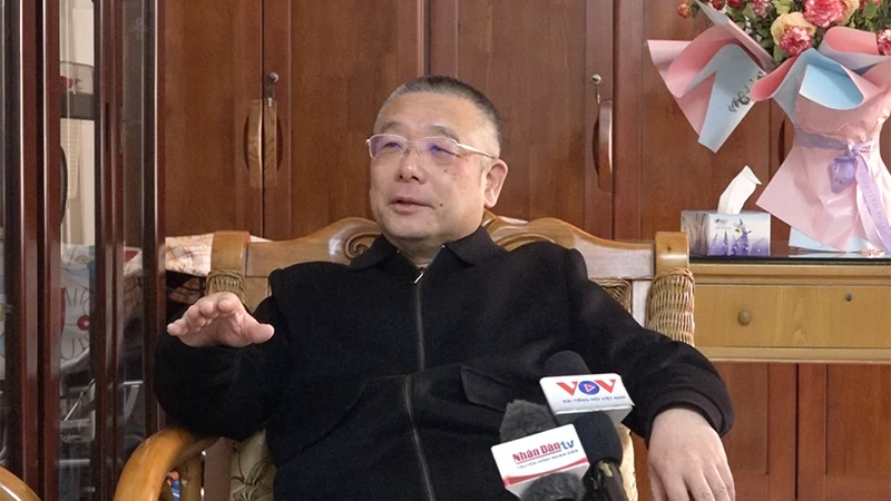Wei Xiaoyi is granting an interview with Nhan Dan Newspaper’s reporters.