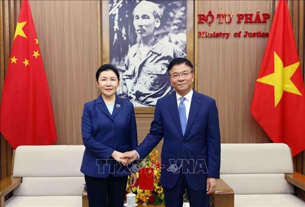 Minister of Justice Le Thanh Long (R) receives his visiting Chinese counterpart He Rong in Hanoi on April 19. (Photo: VNA)