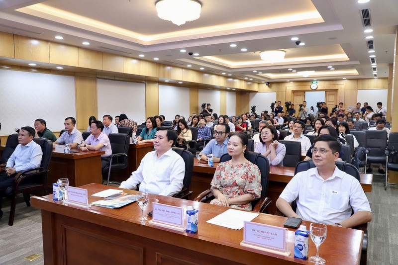 An overview of the launching ceremony.