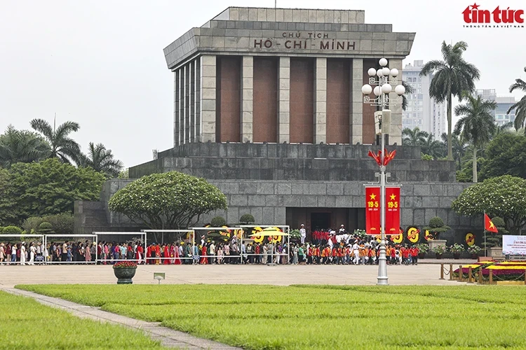 Around 32,000 people visit Ho Chi Minh Mausoleum on President's 134th birthday. (Photo: VNA) 