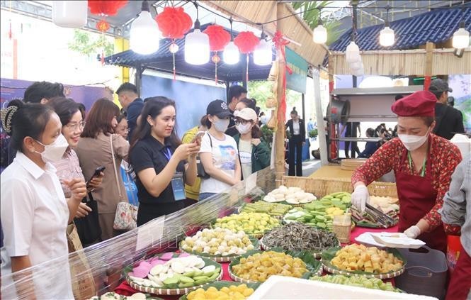 Cakes in southern region attract visitors to cuisine space (Photo: VNA)
