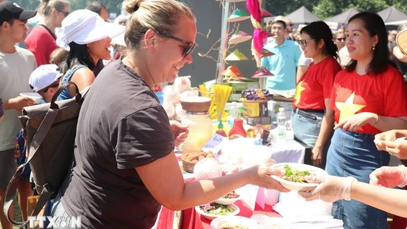 Vietnam’s traditional foods attract a large number of visitors at the fair. (Image for illustration/Photo: Ngoc Bien/VNA)