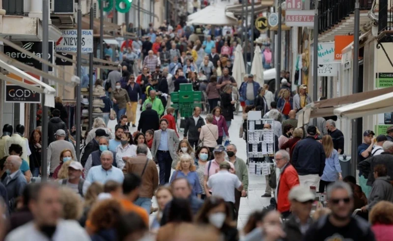 Image for illustration: Europeans walk on the street. (Photo: Reuters)