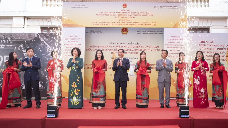 Minister of Foreign Affairs Bui Thanh Son (C) and other delegates cut the ribbon to open the exhibition. (Photo: NDO)