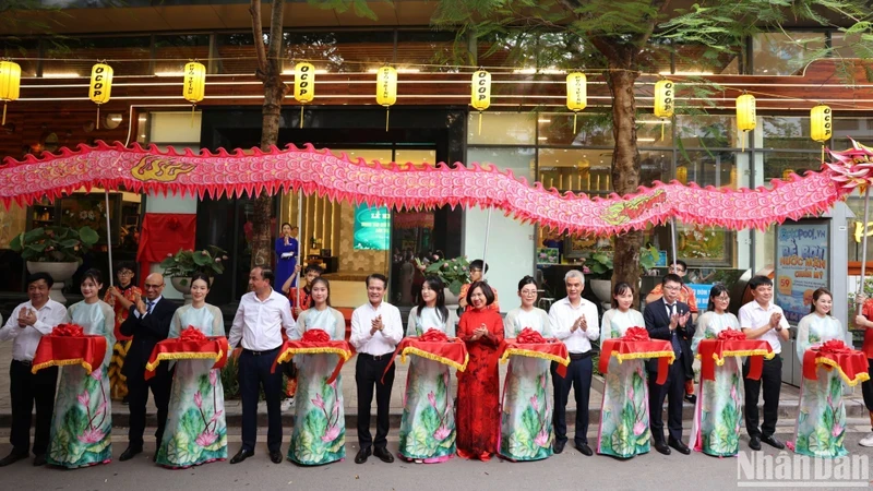 On this occasion, a centre introducing and promoting OCOP products, associated with Tay Ho District’s tourism was launched.