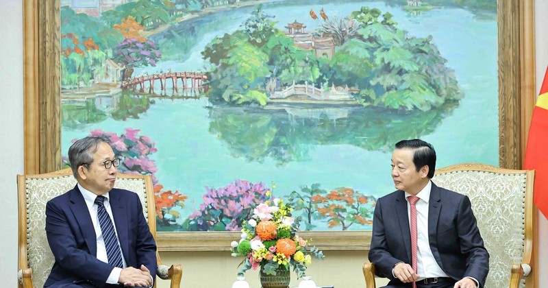 Deputy Prime Minister Tran Hong Ha (R) and Yamada Takio, Special Advisor of the Japanese Ministry of Foreign Affairs and Ambassador of the Japanese Government’s Asia Zero Emission Community (AZEC) initiative at their meeting on on July 31. (Photo: VNA)