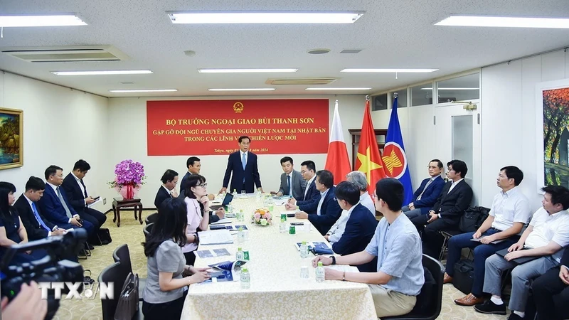 Minister of Foreign Affairs Bui Thanh Son on August 7 evening meets with representatives of the Association of Vietnamese Intellectuals in Japan (AVIJ). (Photo: VNA)