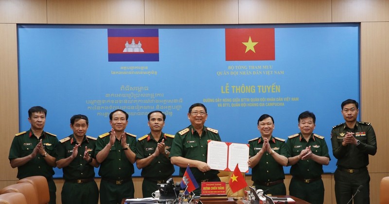 Deputy Chief of the General Staff of the VPA Sen. Lieut. Gen. Huynh Chien Thang signs a document on putting the hotline between the General Staff of the Vietnam People's Army and the High Command of the Royal Cambodian Armed Forces into use (Photo: VNA)