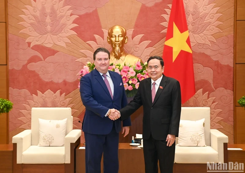 National Assembly (NA) Chairman Tran Thanh Man (right) and US Ambassador Marc Evans Knapper at their meeting in Hanoi on August 15. (Photo: NDO)