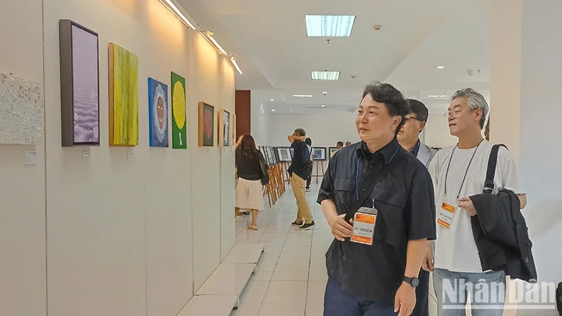 Delegates visit the exhibition on August 22. 