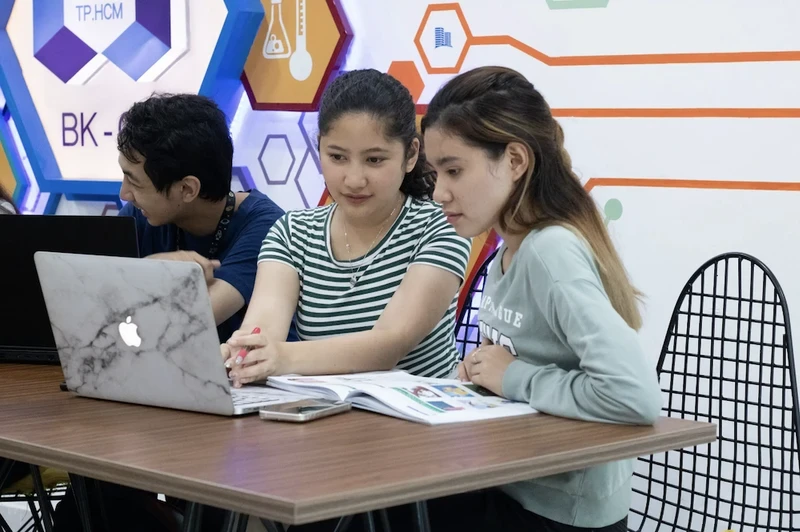 Philippine students studying at the University of Science and Technology under the Vietnam National University - Ho Chi Minh City (Photo: BK-OISP)