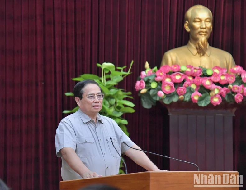 Prime Minister Pham Minh Chinh talks to Da Nang leaders (Photo: NDO)