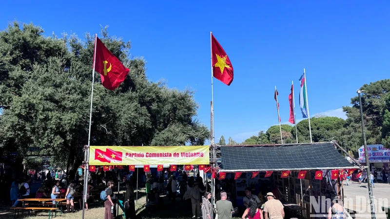 From September 6 to 8, Nhan Dan (People) Newspaper participated in activities and organised an exhibition about Vietnam in the International Area at the 48th Avante Press Festival of the Portuguese Communist Party in Seixal, a suburb of Lisbon.