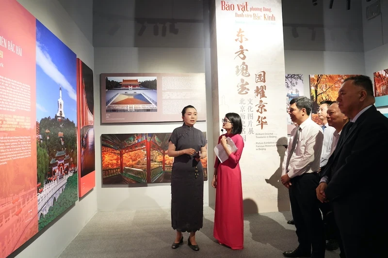 Delegates are introduced to the famous gardens in Beijing.