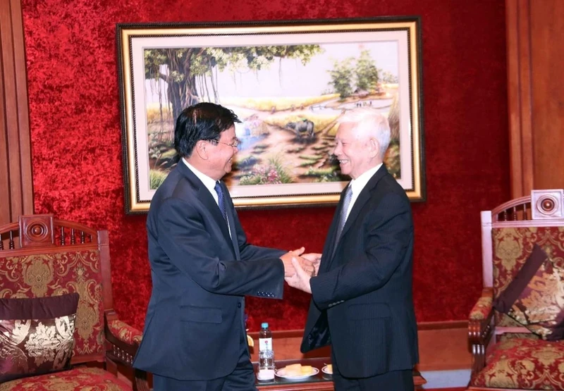 Lao Party General Secretary and President Thongloun Sisoulith (L) and former Vietnamese President Nguyen Minh Triet. (Photo: VNA)