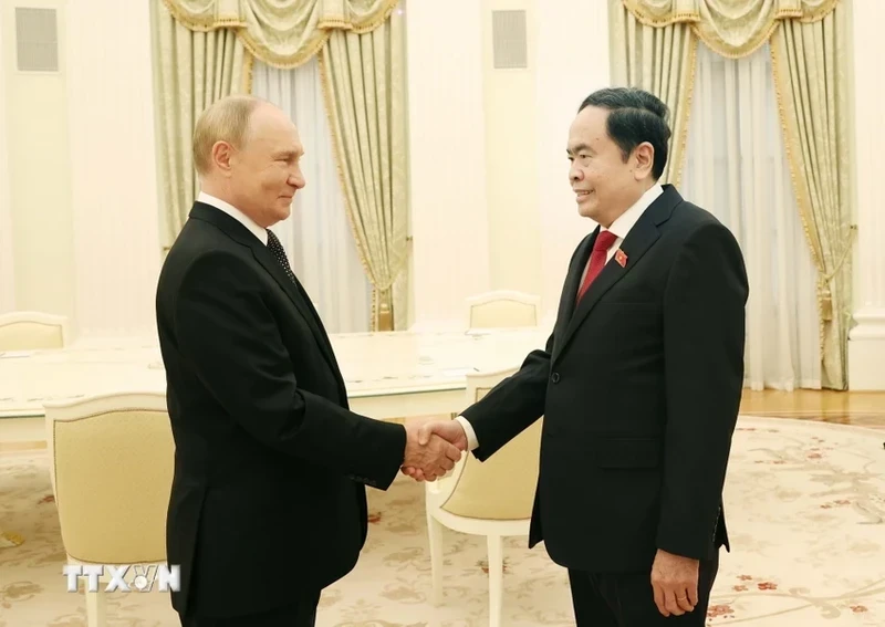 NA Chairman Tran Thanh Man meets with Russian President Vladimir Putin.