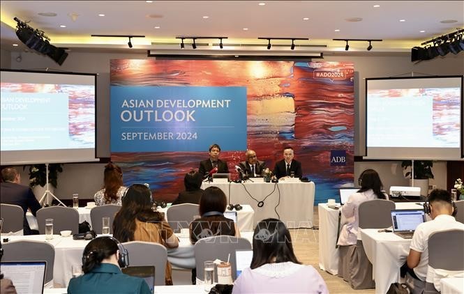 At the press conference on September 25 to announce the Asian Development Outlook (Photo: VNA) 