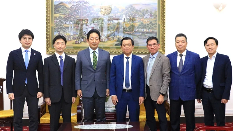 Deputy Minister Nguyen Ba Hoan and Japanese Deputy Ambassador to Vietnam Ishikawa Isamu pose for a photo with other delegates. (Photo: MoLISA)