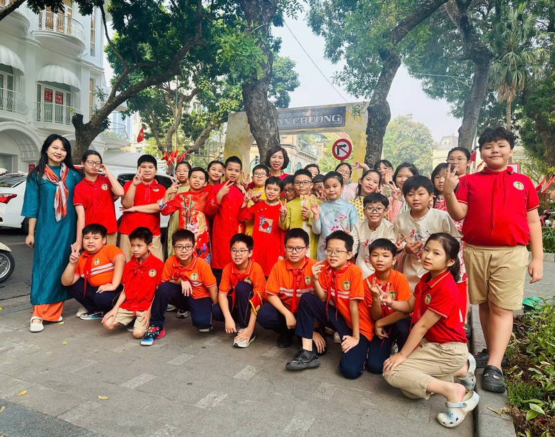 Teachers and students from 5G Class of Trang An Primary School in Hoan Kiem District, Hanoi take a photo on the occasion of the 70th anniversay of the Capital's Liberation Day.