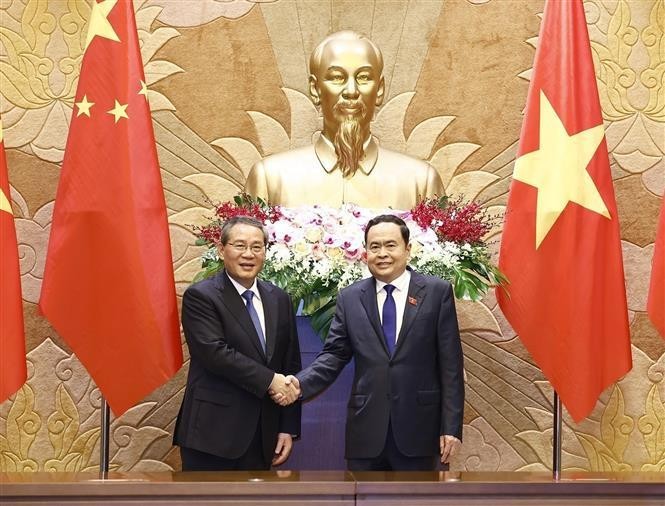 NA Chairman Tran Thanh Man (R) and Chinese Premier Li Qiang. (Photo: VNA)