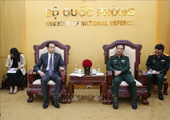 Minister of National Defence General Phan Van Giang (right) and Chinese Ambassador to Vietnam He Wei (Photo: VNA) 