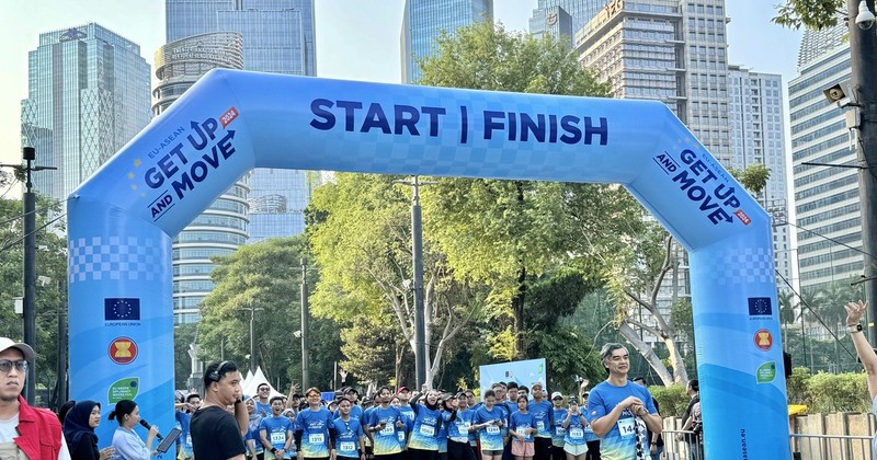 Around 500 people join in a five-kilometre run or walk and several “green action” events to kick off the week. (Photo: VNA) 