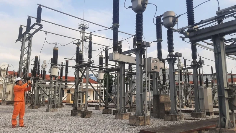 Workers from Hung Yen Power Company's 110kV station inspect the power station using thermal cameras.