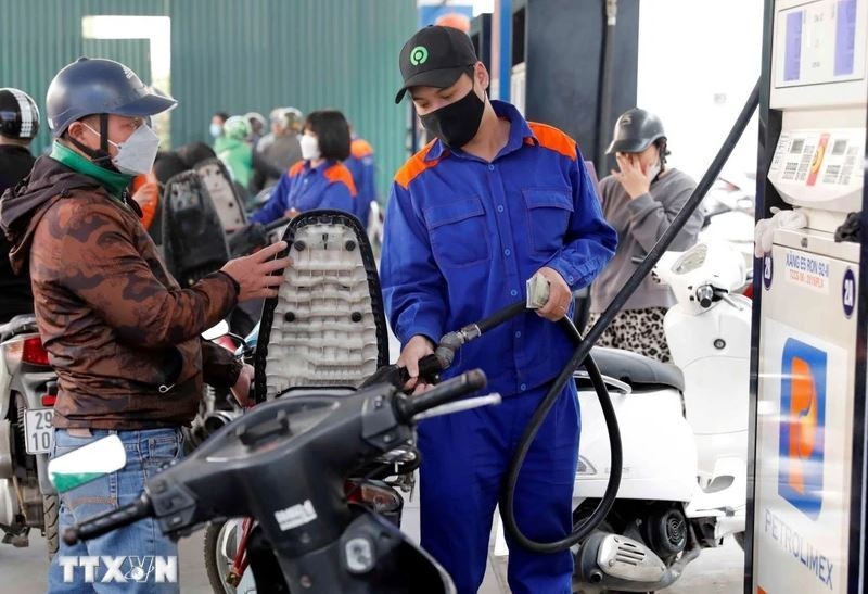 Petrol retail prices are revised downward on November 21. (Photo: VNA)