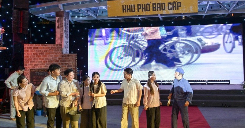 The images of the subsidy period were reproduced on stage at Dao Ngoc-Ngu Xa space (Ba Dinh District).